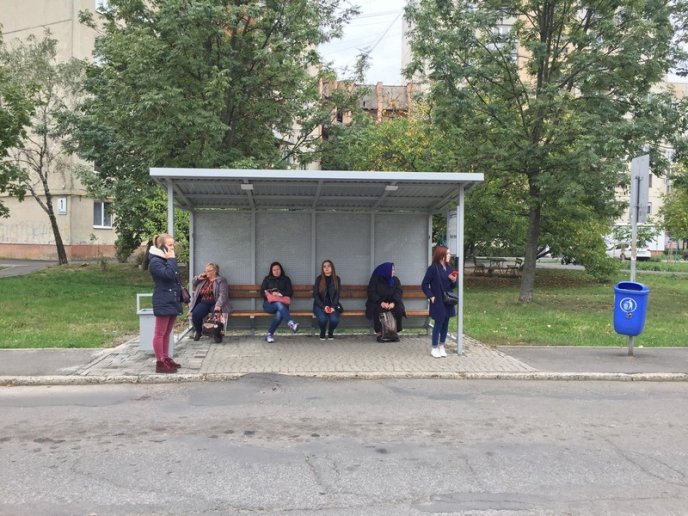 У Мукачеві продовжують встановлювати нові автобусні зупинки – 03