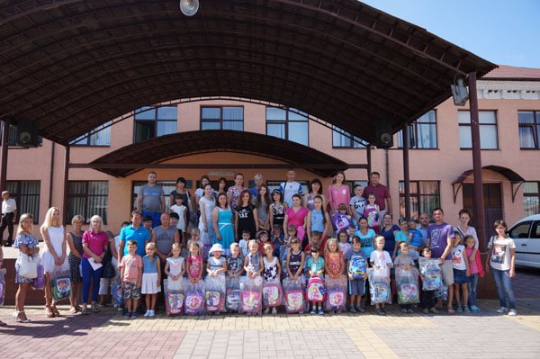 В рамках благодійної акції до Дня знань нові ранці отримали близько 3800 першокласників Тячівщини та Рахівщини – 15 В рамках благодійної акції до Дня знань нові ранці отримали близько 3800 першокласників Тячівщини та Рахівщини – 15