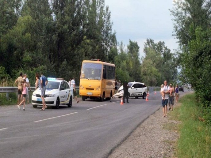 Шкільний автобус потрапив у аварію – 03