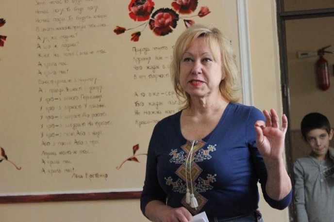 У фойє ЗОШ №13 міста Мукачева урочисто відкрили стінопис "Берегині слова" – 07 У фойє ЗОШ №13 міста Мукачева урочисто відкрили стінопис "Берегині слова" – 07