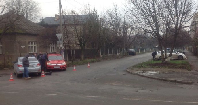 На перехресті вулиць Заньковецької та Достоєвського в Ужгороді трапилась ДТП – 01