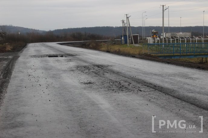 На першому шарі асфальту на Пряшівській-об’їзній у Мукачеві з’явились тріщини – 03