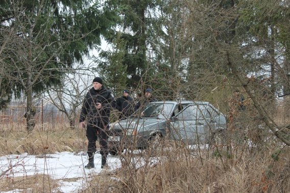 Розбійний напад на автозаправку, захоплення заручників та переговори зі злочинцями: поліцейські розповіли, що насправді відбувалося в Мукачеві – 14