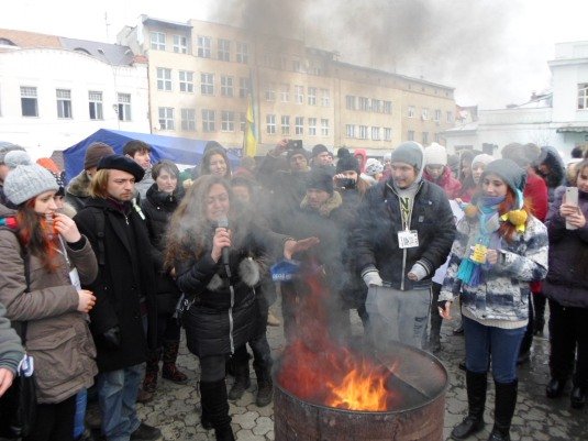 В Ужгороді мітингувальники демонстративно спалили символіку Партії регіонів (ФОТО) – 02