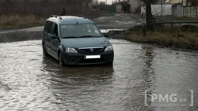 Вулиця в районі туристичної родзинки Мукачева жахає своїми ямами – 01 Вулиця в районі туристичної родзинки Мукачева жахає своїми ямами – 01