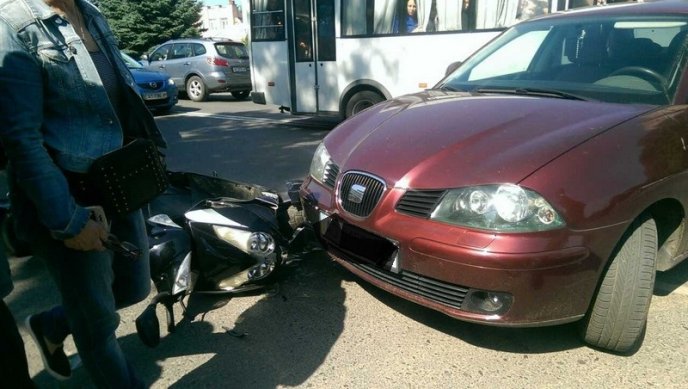 Мотоцикл опинився під колесами автомобіля – 06