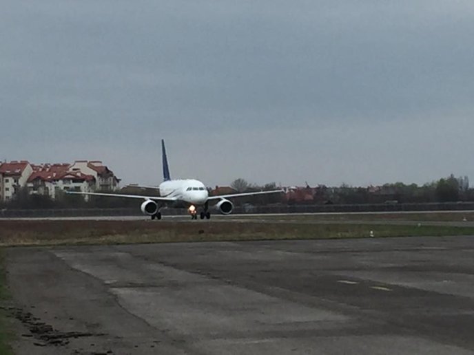 В аеропорту Ужгорода, який всіма силами намагаються зберегти, приземлився "Airbus" – 02 В аеропорту Ужгорода, який всіма силами намагаються зберегти, приземлився "Airbus" – 02