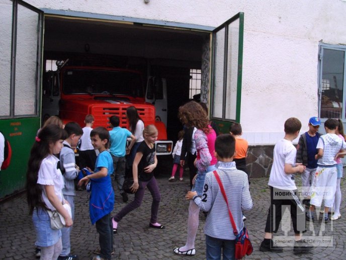 Мукачівські пожежники влаштували день відкритих дверей для школярів (ФОТОРЕПОРТАЖ) – 12