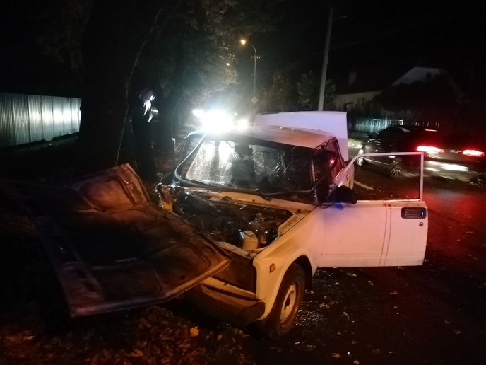В Ужгороді сталася моторошна аварія: авто врізалось в дерево – 02