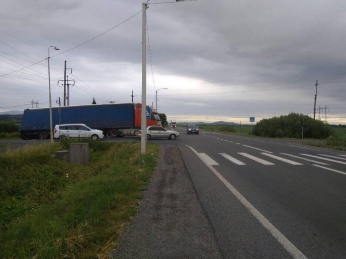 Поблизу Мукачева вантажівка з’їхала у кювет – 02