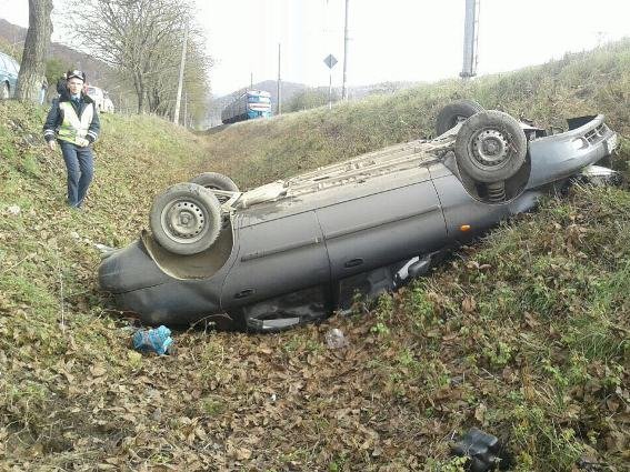 Поліція оприлюднила фото із ДТП, в якій легкових "залетів" під потяг  – 01