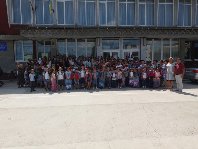 В рамках благодійної акції до Дня знань нові ранці отримали близько 3800 першокласників Тячівщини та Рахівщини – 03 В рамках благодійної акції до Дня знань нові ранці отримали близько 3800 першокласників Тячівщини та Рахівщини – 03