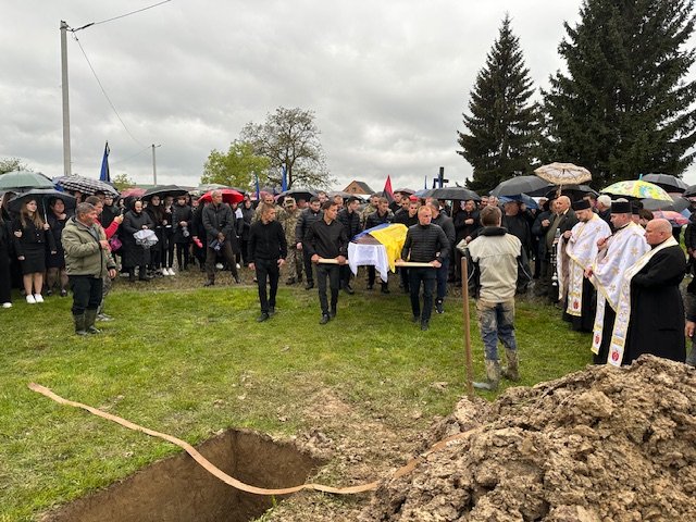 Спершу був похований як невідомий солдат: одна із громад Закарпаття прощалася з Героєм – 04