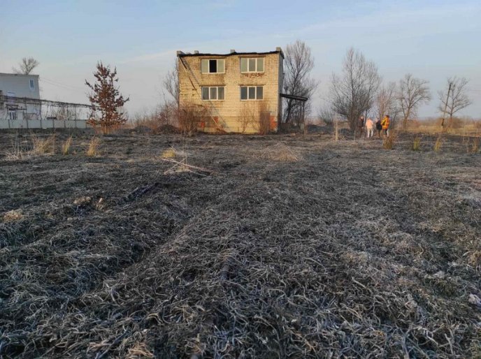 Через підпал трави загорівся будинок – 01 Через підпал трави загорівся будинок – 01