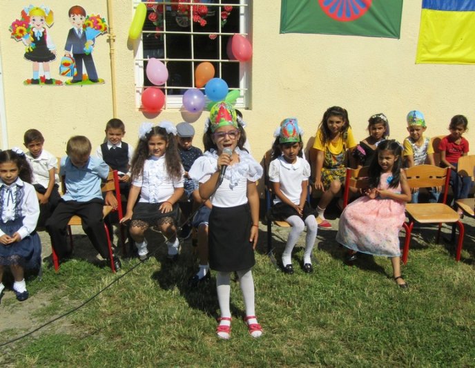 Майже 30 маленьких ромів святкували випускний в Ужгороді – 05