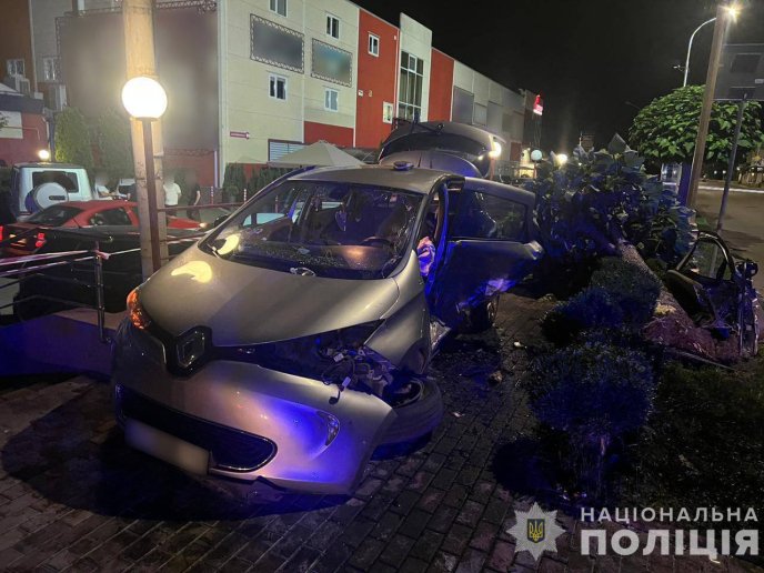 Водій застряг у авто: в Ужгороді сталася страшна автотроща – 01 Водій застряг у авто: в Ужгороді сталася страшна автотроща – 01