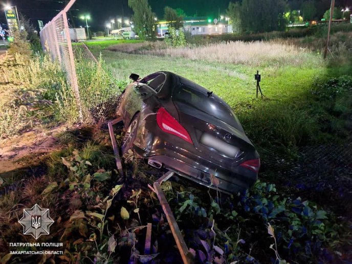 Опівночі п’яний водій врізався в огорожу – 03