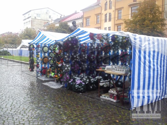 Частина центру Мукачева у вінках та квітах (ФОТО) – 05 Частина центру Мукачева у вінках та квітах (ФОТО) – 05