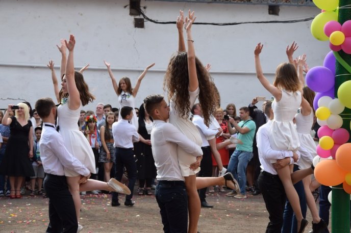 У школах Мукачева пролунав останній дзвінок – 43