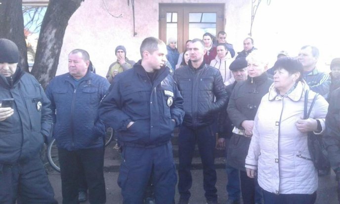 На Виноградівщині селяни заблокували дорогу через її жахливий стан – 05