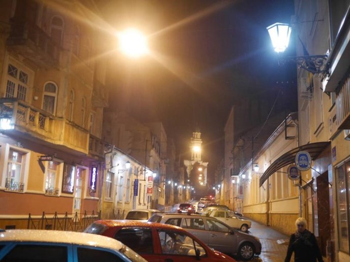 На вулиці Духновича в Ужгороді засвітились ретроліхтарі – 02