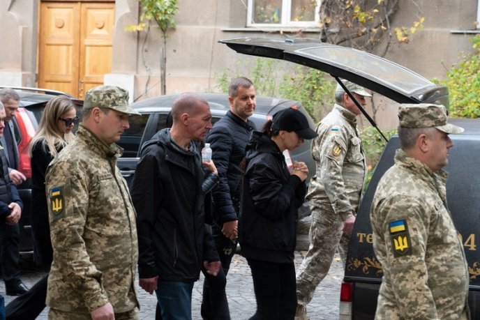 Залишилися дружина і син: в Ужгороді поховали Героя – 06