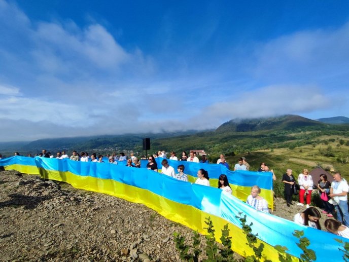 На горі у Закарпатті розгорнули стометровий прапор України – 01