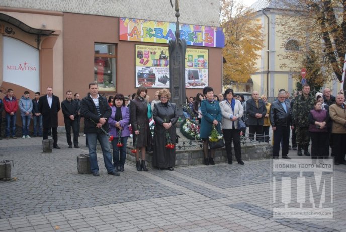 Сотні заплаканих очей провели в останню дорогу загиблого у зоні АТО мукачівця (ФОТОРЕПОРТАЖ) – 21
