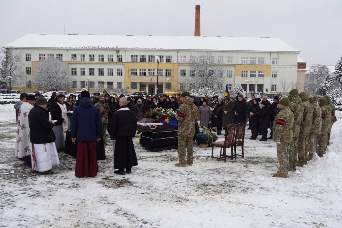 В останню путь провели полеглого воїна в Ужгороді – 03