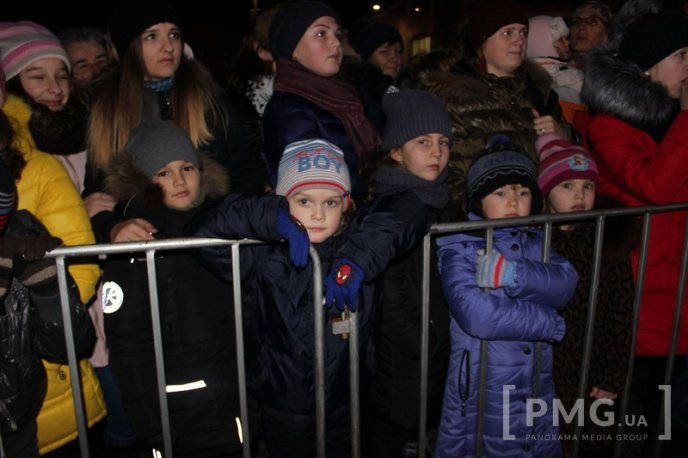 У Мукачеві засяяли вогні головної новорічної ялинки міста – 13