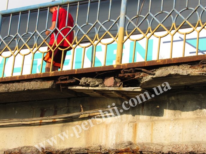 На мосту у Мукачеві знову з’явились провалля – 07