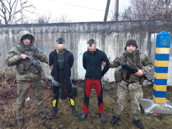 Двоє молодих закарпатців займались контрабандою сигарет – 02