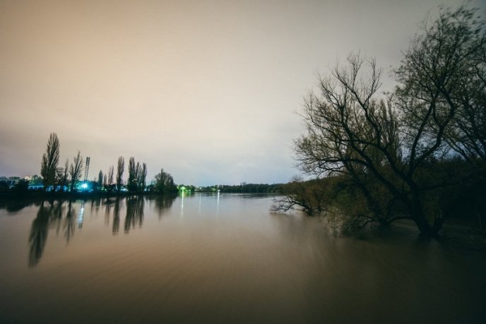 Страхітлива краса: фотограф зафіксував, як в Ужгороді виглядав паводок вночі  – 06