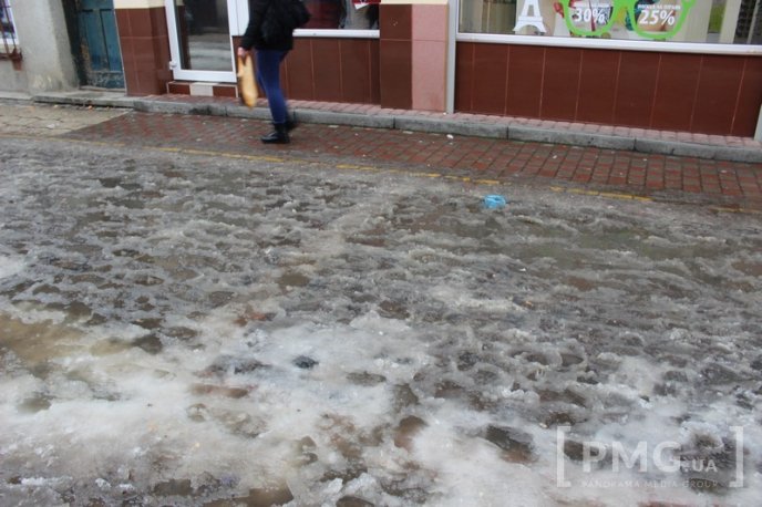 Одна з центральних вулиць Мукачева перетворилась на суцільну калюжу – 24