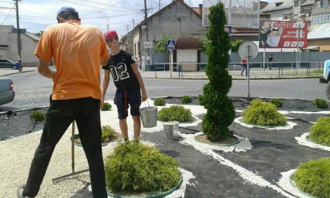 У Мукачеві облагородили кільцеву розв’язку – 02