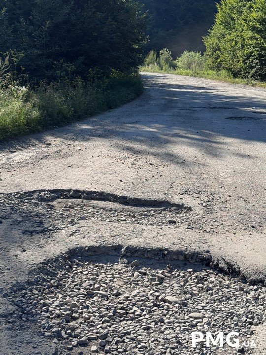 Суцільні вибоїни: закарпатці скаржаться на стан однієї із доріг – 01 Стан дороги між селами Липецька Поляна та Липча
