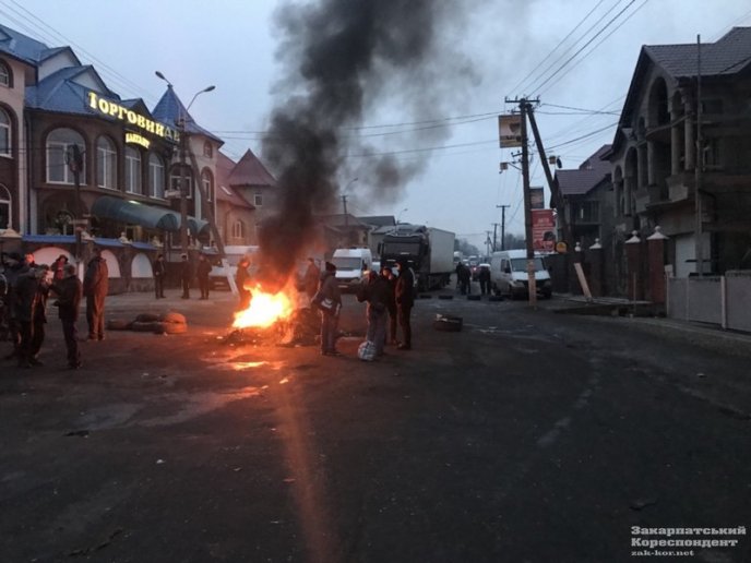 Обурені люди не розходяться: що зараз відбувається у Нижній Апші – 01