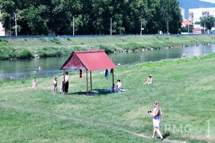 Рятуючись від спеки, мукачівці окупували Латорицю – 09