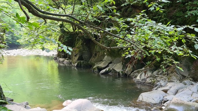 В мережі показали врaжaючі фото Блaкитної лaгуни нa Закарпатті – 04
