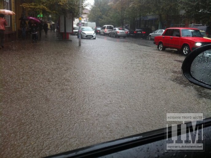 Як підтопило Мукачево під час сьогоднішньої зливи (ФОТОРЕПОРТАЖ) – 11