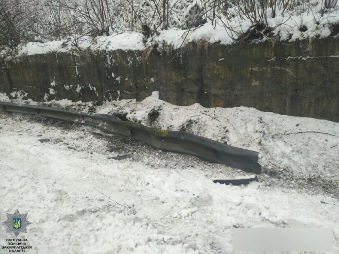 На Закарпатті перекинулись вантажівка і автомобіль – 04