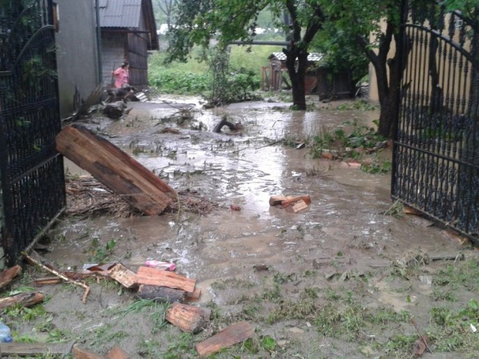 Пошкоджені дахи будинків, знищені насадження, розбиті вікна – результат вчорашньої негоди на Рахівщині (ФОТО) – 02