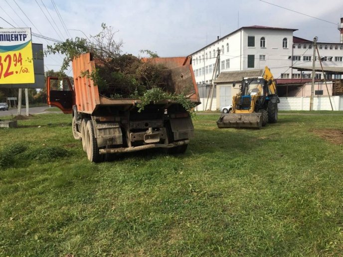 На одному з перехресть Мукачева провели благоустрій зеленої зони – 06