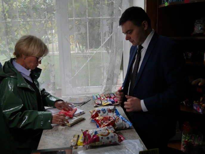 Ужгородські чиновники перевірили шкільні буфети – 05