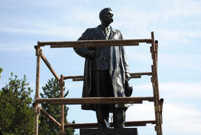 Пам’ятник Максиму Горькому на міській набережній Мукачева отримав "новий облік" (ФОТО)   – 05