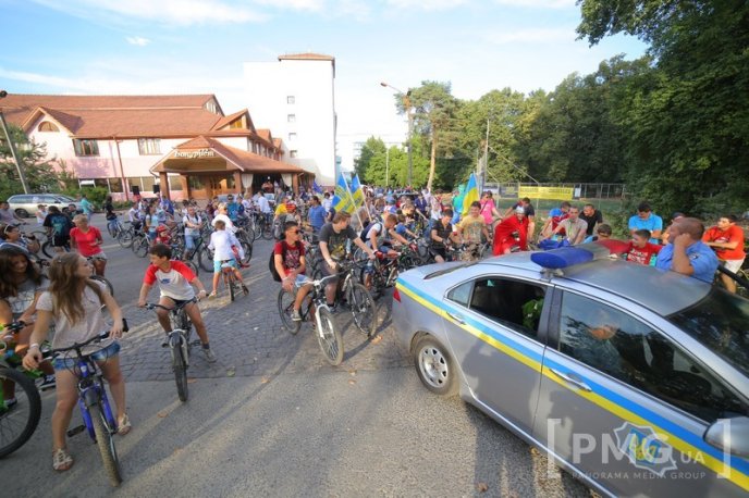 Велозаїзд у День Незалежності України та "кольоровий" флешмоб у Мукачеві: як це було – 10