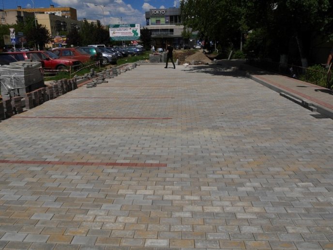 В Ужгороді облаштовують внутрішньоквартальні території  – 06