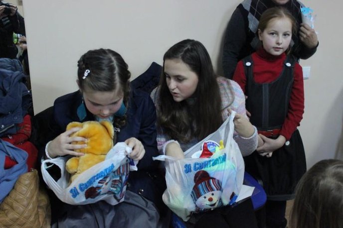 Діти переселенців зі Сходу отримали подарунки до Різдва – 12