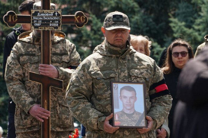 На Пагорбі Слави в Ужгороді поховали загиблого на війні Максима Дубового – 01