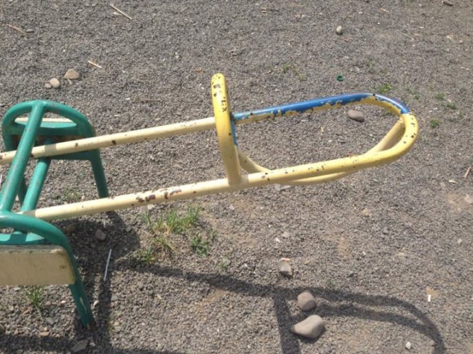 У Хусті після посиденьок вандали залишили купу сміття та зламані конструкції на дитмайданчику – 03